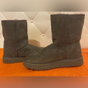 UGG classic short II, grey, size 7, worn twice, excellent condition